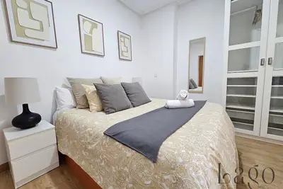 Spacious apartment for groups with WiFi & A/C