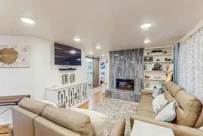 Image de Modern family friendly home w/ fireplace, washer & dryer, Wifi - close to town