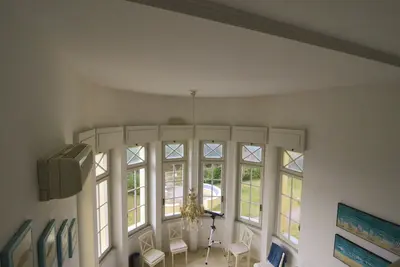 Image de appartement avec une vue magnifique sur la mer et un accès direct à la mer