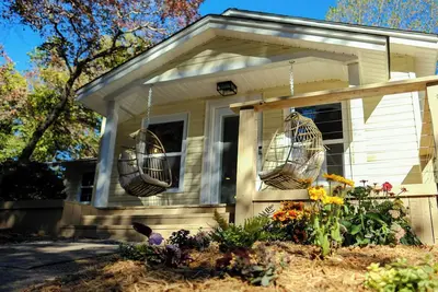 Image de Candler Cottage: Close 2 Everything \"Asheville\"