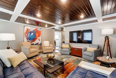 Image de Stylish NoDa Gem | Hot Tub, Games & Walk to Dining