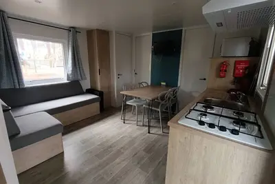 Image de Mobil-home neuf sous les pins proche des infrastructures. Camping 4*