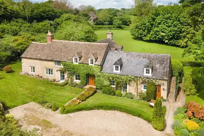 Image de Stunning 5 bed Cotswold House Surrounded by Countryside Yet Close to Amenities