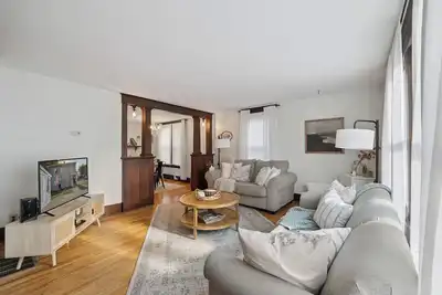 Image de Prime Uptown Maumee Location! Walkable to River. 2br charming historic home!