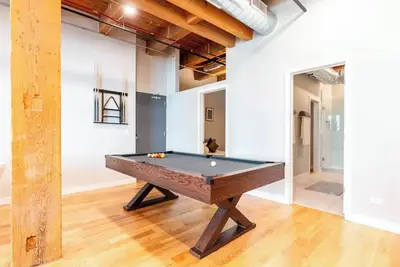 Image de River North Steps to Nightlife • Pool Table + Deep Soaking Tub
