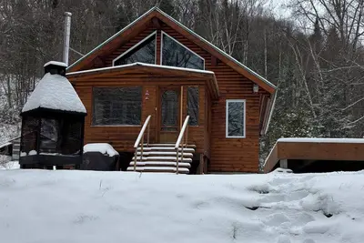 Image de Chalet rustique bord de lac. Amateur de ski doo, venez vous amusez.