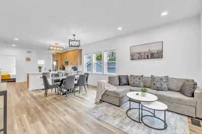 Image de Elgin Escape –Near Train, Parks & Restaurants