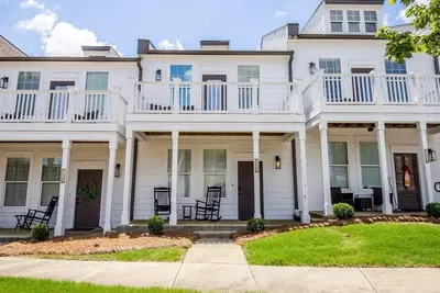 Image de 3-bedroom Rowandale Condo with amazing balcony