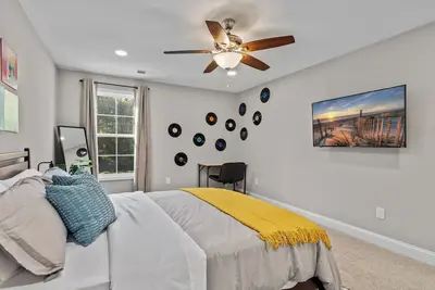 Image de The Aspen ~ New, Trendy 3 Bed Near The Action