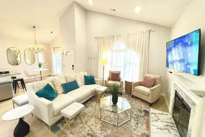 Image de Charming Cary Home-3 Rooms-1 King & 2 Queen Beds with yard & walk paths