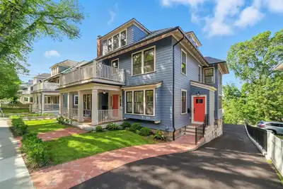 Image de Luxurious 1-of-a-kind home with sweeping City views in Coolidge Corner Brookline