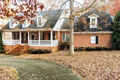 Image de Southern feel 4-bedroom 3. 5 bath house with over 4, 000sq/ft of space to relax.