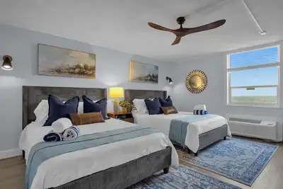 Image de Modern Beach Oasis \nSleeps 4~Pool~Gym~Kitchen~Games~Parking