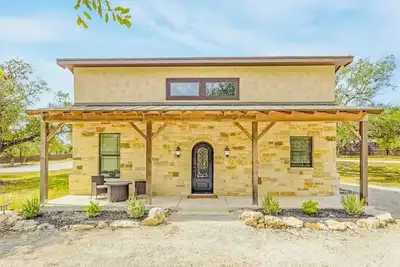 Image de Cozy 2 bedroom getaway in Bulverde on gated 5 acres  near to downtown Bulverde