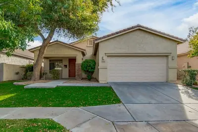 Image de 3-bedroom house in gated community on championship golf course.