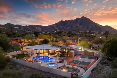Image de Mini Resort w/ Mountain Backdrop | Heated Pool, Hot Tub, Sauna, Cold Plunge