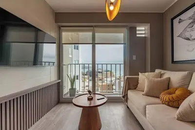 Image de geko| Jade _2BR, modern escape steps from Malecon