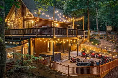 Image de New! Stylish Mountain Cabin - Hot Tub, Fire Pit, Putting Green, 2 Living Rooms!