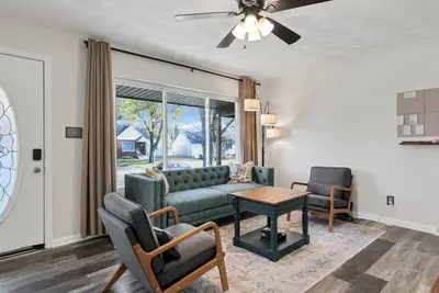 Image de Fam Fun Spot · Brick Oven · Karaoke · King Bed