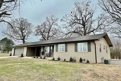 Image de Harrison Hideaway - Peaceful Stay + Private Hot Tub near North Arkansas College