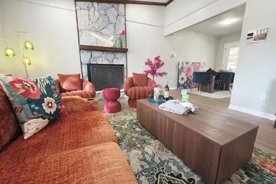 Image de 3br Colorful Haven - Cozy North Columbus Retreat!