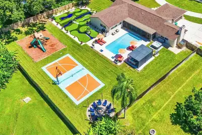 Image de New & Spacious! Mini Golf, Heated Pool, Hot tub, Pickleball, B-Ball, Playground+