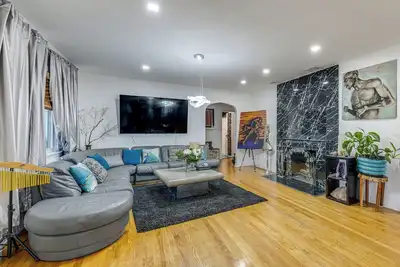 Image de 8 Mi to Jones Beach State Park! Cozy Home w/ Porch