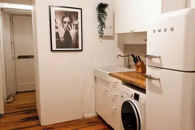 Image de Charming Altbau Apartment with High Ceilings & Historic Flair in Berlin-Mitte