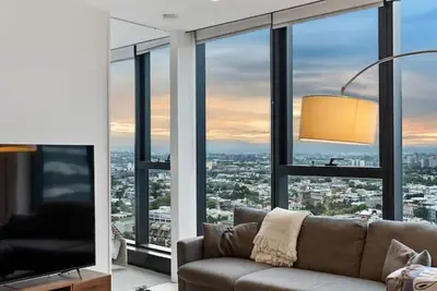 Image de Skyline City Views with 75` Tv + Pool Gym & Sauna