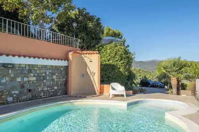 Image de Magnifique maison de vacances avec bain à remous, climatisation, Wifi, piscine privée, Tv, patio