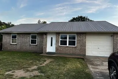 Image de 5 Cozy Bedrooms | Open Living Space | Clean