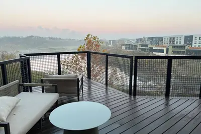 Image de Lux studio w/Pool, Sauna, Utilities incl and free private parking. Pet Friendly!