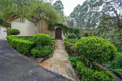 Image de Remodeled historical cottage w/indoor firepit, lovely place to relax