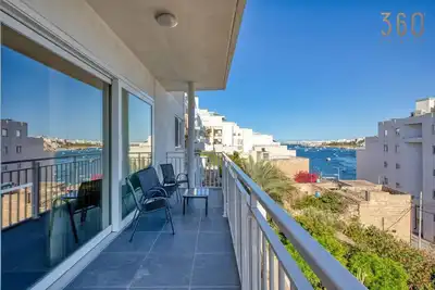 Image de Equipped Seafront 2br Apt close promenade w/Wifi