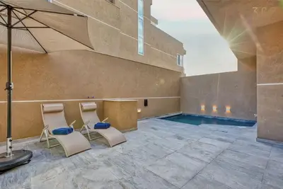 Image de The Pender Lux Hub - 4br villa with Pool, Wifi&Ac