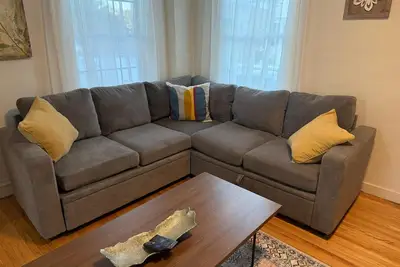 Image de Spacious 2-story home featuring a private backyard patio, driveway and street parking. Perfect for families or groups, offering comfort, convenience, and a welcoming stay close to local attractions.