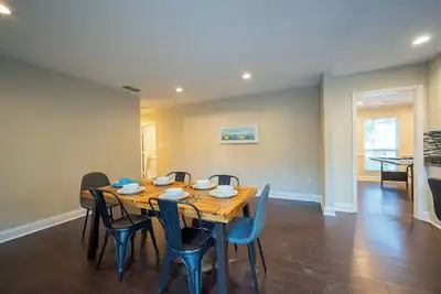 Image de Cozy 3br Home | Yard + WiFi + Sleeps 10