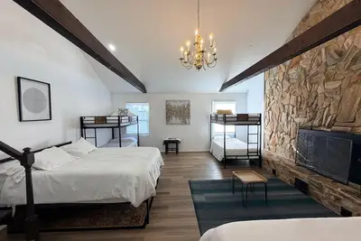 Image de Experience a modern retreat with room for everyone! This 5-bedroom home offers a king suite, pool table, and fast Wi-Fi, making it ideal for family gatherings or group getaways