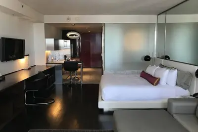 Image de Palms Place balcony strip view