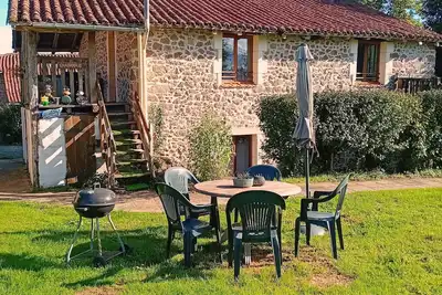 Image de Gîte Chabanais en Charente avec picine chauffee-Tranquille Vienne Gites.