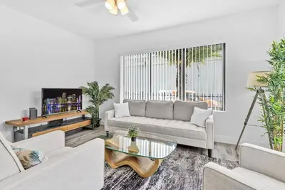 Image de Bright Escape, Steps from Design District