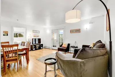 Image de 3 bed 2 bath Home, Neighbors to Prov & Anmc. Great private separate spaces.