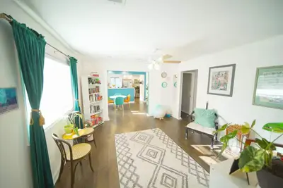 Image de Stylish Southern Bungalow / 4br / 2ba / Parking