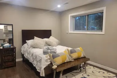 Image de Adorable bachelor guest suite close to lake!