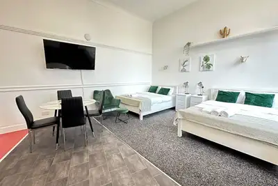 Image de Cosy, Aparthotel in Dudley with Parking and Netflix. Sleeps 5