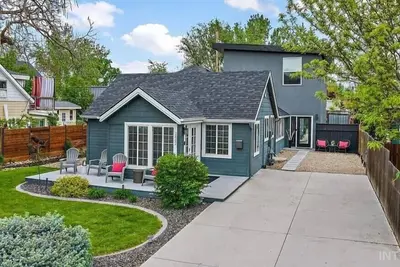 Image de The Cottage & Villa combined to make a 5 bedroom, 3. 5 bath stay that sleeps 12. Great for weddings and local events, parents weekends, photo shoots, and family gatherings