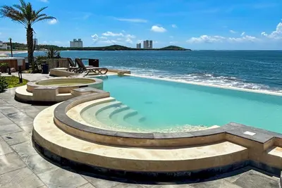Image de Ocean Front: Penthouse with Roof Garden and Private Jacuzzi, Panoramic View