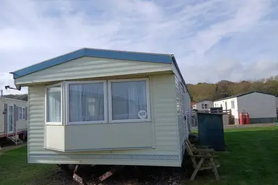 Image de Charming 6 berth caravan with decking by the beach in Suffolk ref 40107nd