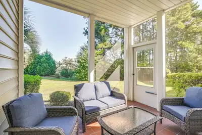 Image de 3 Mi to Surfside Beach! 1st-Floor End Unit w/ Pool