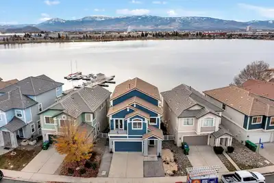 Image de Lakefront Home w/ Mountain Views • Walk to Shops